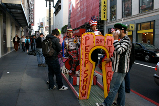 Illustration for article titled SF iPhone Line is a Friggin Circus (P.S. We're live)
